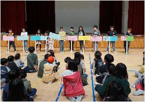 (2018.4.11.)초평초, 일곱고리오누이 학교폭력예방 교육 실시 보도자료 사진(1).jpg